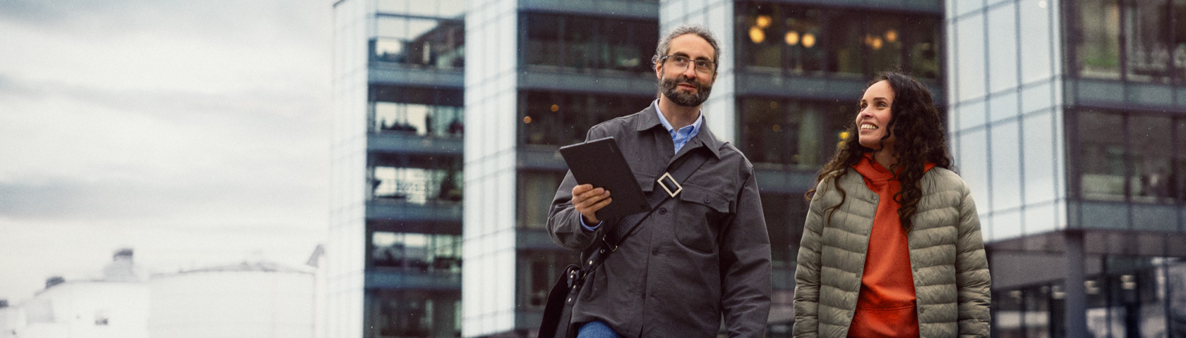 En mann og en dame går sammen og holder en nettbrett