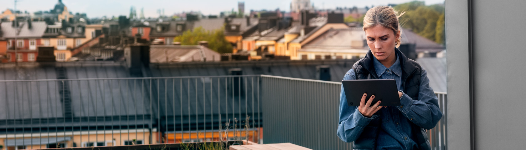 Dame ser på nettbrett