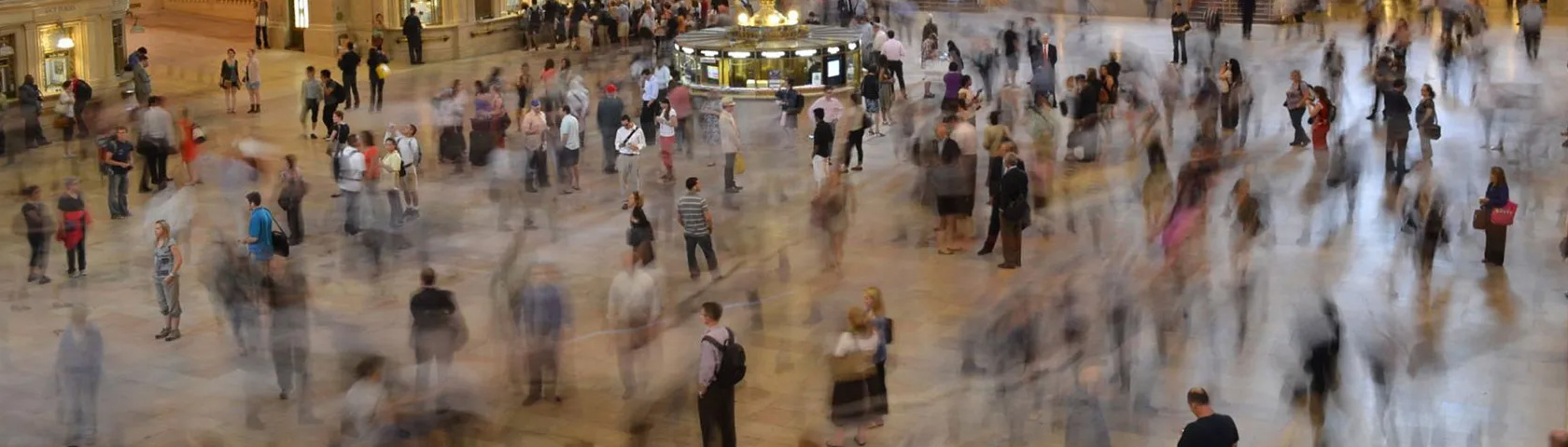 Mange mennesker på et shoppingsenter