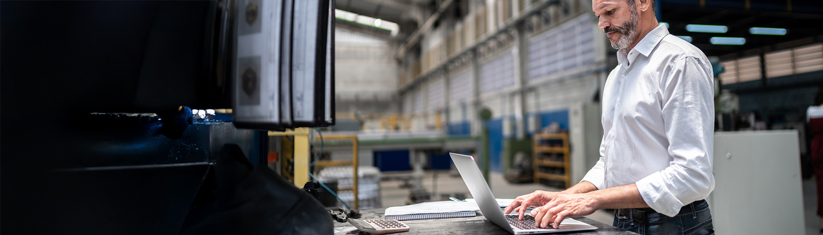 En mann som jobber på en pc