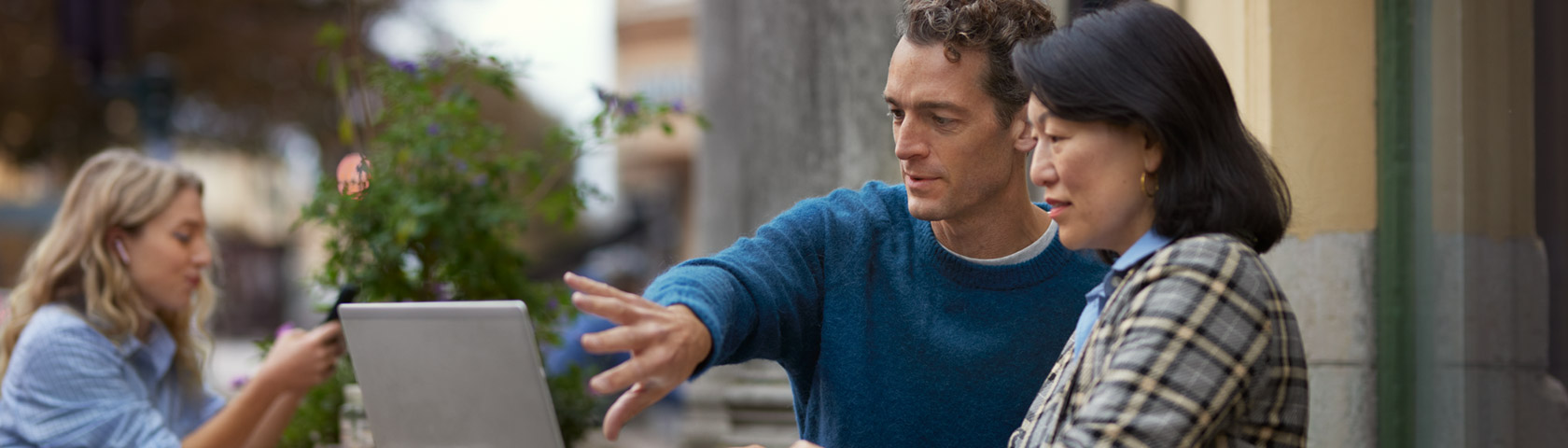 En dame og en mann jobber på pc