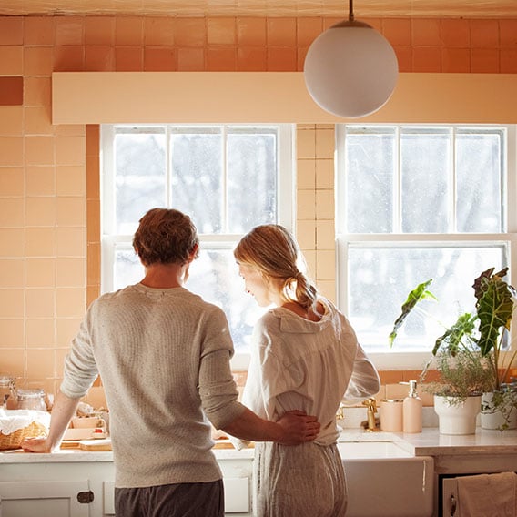 Par på kjøkkenet forbereder noe som ser ut til å bli en god frokost.