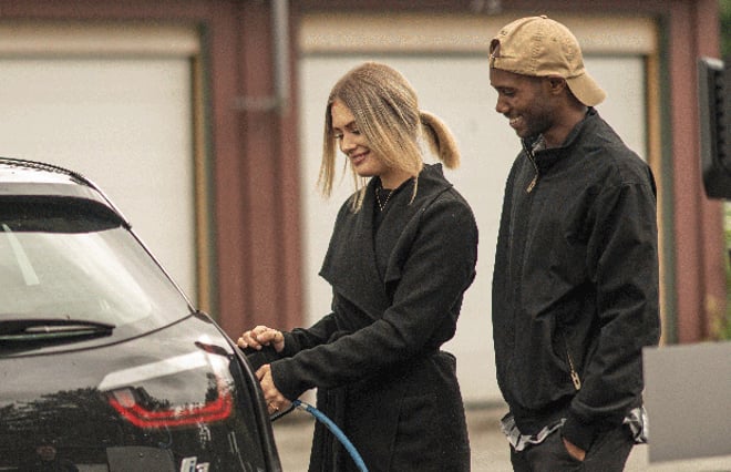 Et ungt par lader elbil via Aneo