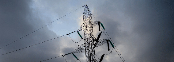 Strømmast og himmel med skyer i bakgrunnen